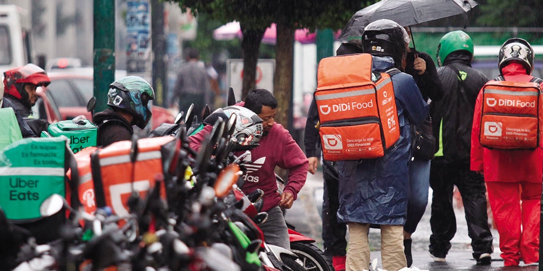 Motociclistas de aplicaciones a la espera de pedidos, en imagen de archivo.
