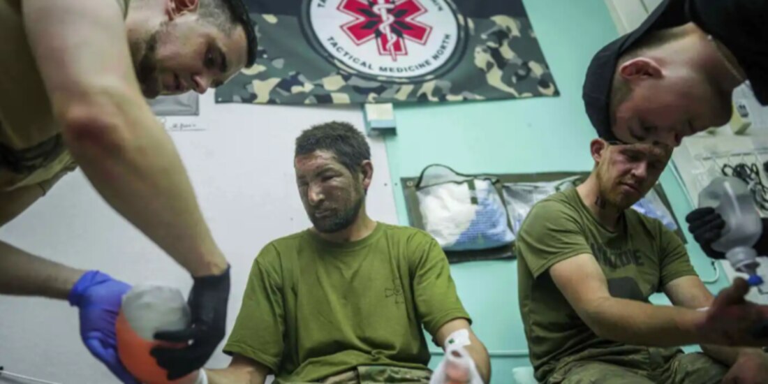 Médicos ucranianos atienden a sus compañeros heridos, en Pokrovsk, Ucrania, ayer.