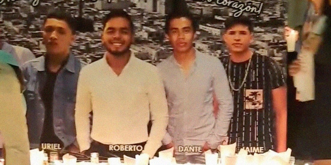 Cientos de personas marcharon ayer hasta la Parroquia de la Asunción, en Tlajomulco, para pedir la aparición de los jóvenes.