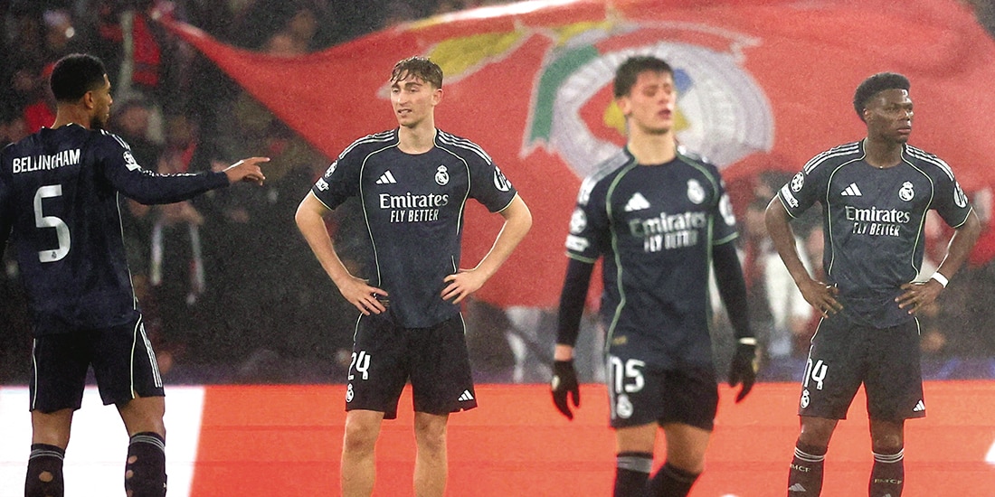 Futbolistas del Real Madrid se lamentan después de la derrota ante el Benfica.