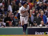 José Altuve, de Astros, celebra su home run contra Red Sox en el Juego 4 de la Serie de Campeonato de la Liga Americana de la MLB.