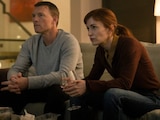 El histrión Sam Worthington y la actriz Britt Lower en la serie 'Te encontraré'