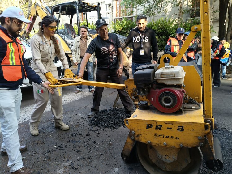 La alcaldesa de Cuauhtémoc, Alessandra Rojo de la Vega, durante los trabajos de bacheo en la colonia Roma Norte.