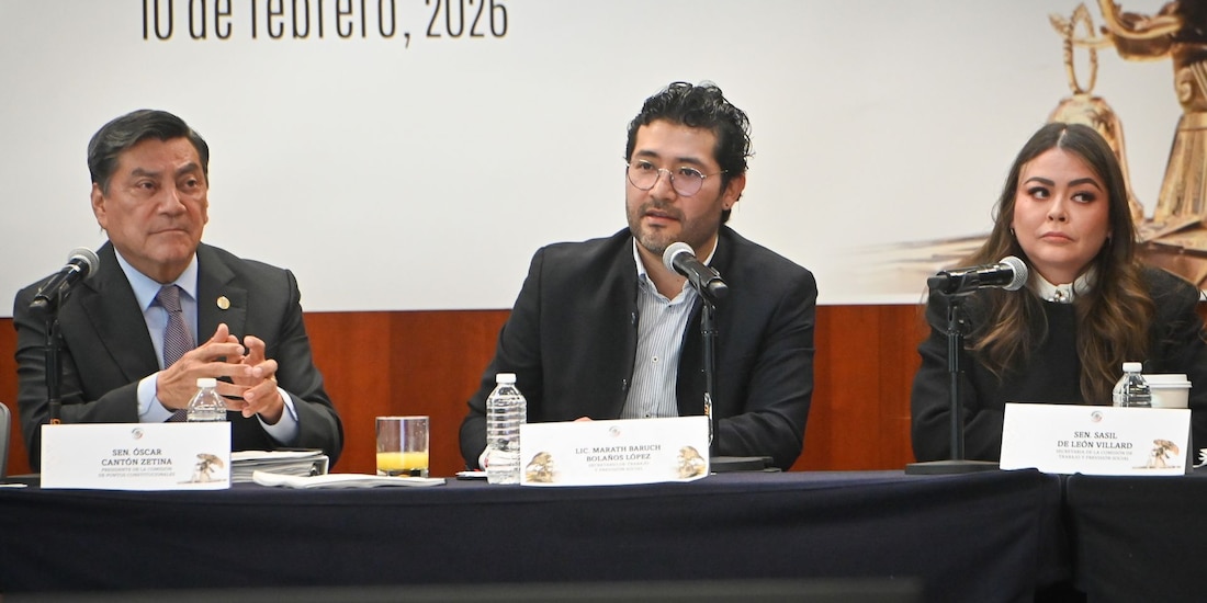 Al centro, el secretario del Trabajo y Previsión Socia, Marath Bolaños López.