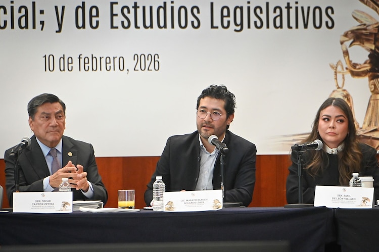 Al centro, el secretario del Trabajo y Previsión Socia, Marath Bolaños López.