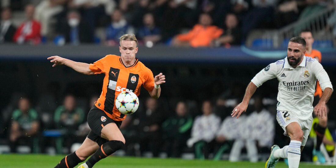 Mykhaylo Mudryk conduce el balón en un encuentro ante el Real Madrid de la Champions League.