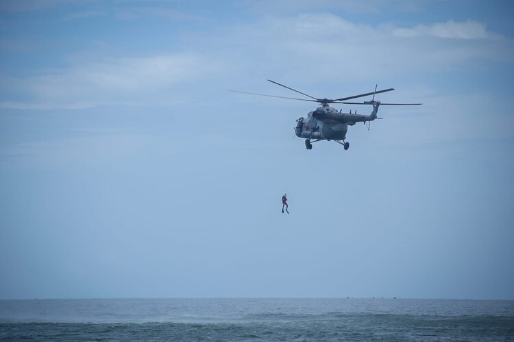 La Marina acude a rescates en helicóptero