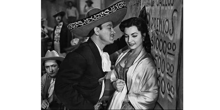 Cuidado con el amor (1954) │
Director: Miguel Zacarías
Una comedia romántica y musical en la que comparte créditos con Pedro Infante. La trama se centra en los enredos amorosos de un hombre coqueto que intenta conquistar a dos mujeres al mismo tiempo.