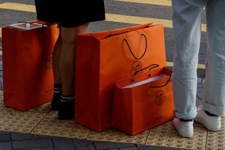 En medio de una guerra comercial, Hermès se posiciona como la empresa francesa más valiosa, superando a LVMH.
