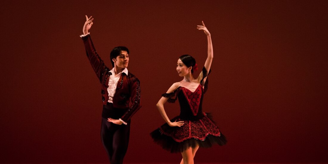 Bailarines, ejecutando la coreografía "Don Quijote". La Compañía Nacional de Danza vuelve al Palacio de Bellas Artes.