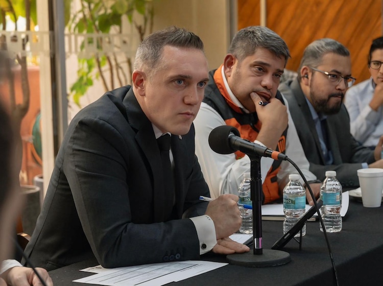 Adrián Rubalcava Suárez encabeza el encuentro con representantes de la industria ferroviaria española en la sede del STC.