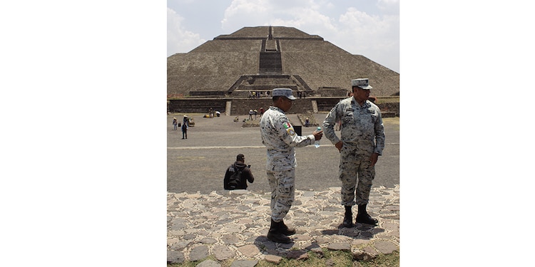 Elementos de campo de la Guardia Nacional en una de las edificaciones.