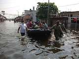 Elementos del Ejército auxilian a la población durante una inundación.