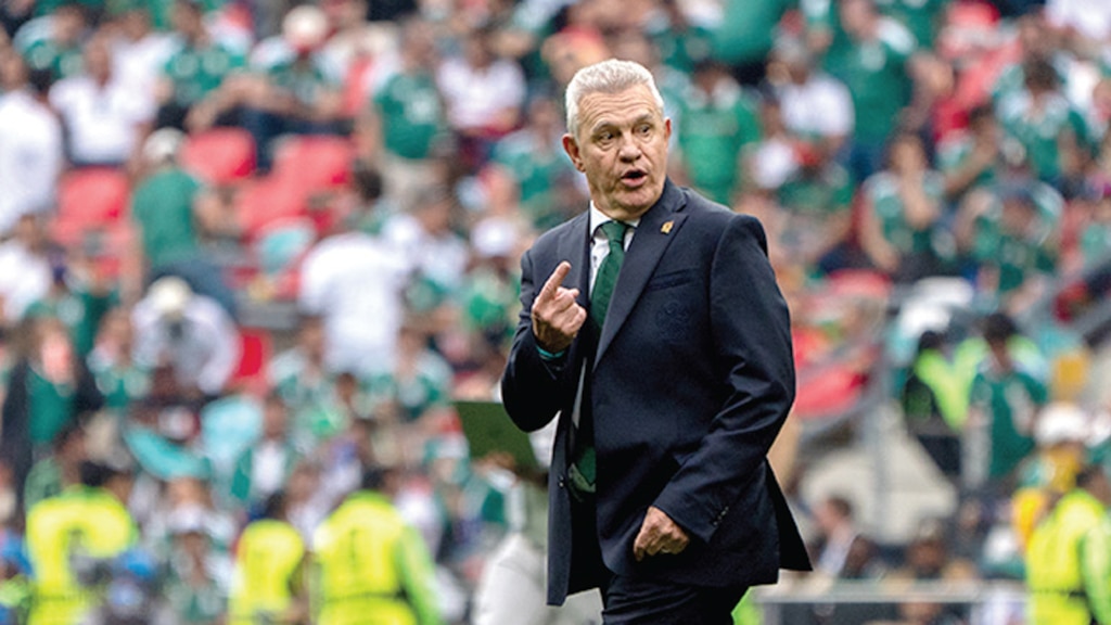 JAVIER AGUIRRE da indicaciones en la cancha del Azteca, ayer