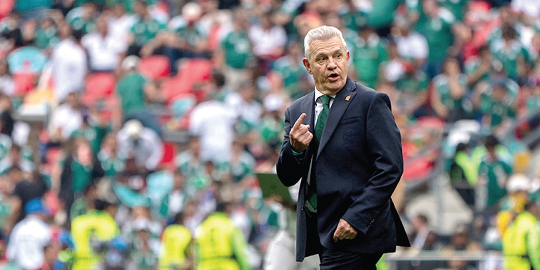 JAVIER AGUIRRE da indicaciones en la cancha del Azteca, ayer