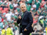 JAVIER AGUIRRE da indicaciones en la cancha del Azteca, ayer