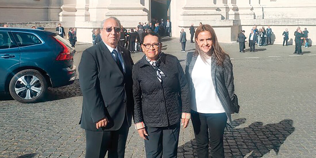 La secretaria de Gobernación (c) en El Vaticano, ayer, en foto de sus redes sociales.