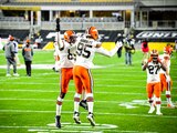 Jugadores de los Browns celebran una acción del duelo ante Pittsburgh de los Playoffs de la NFL