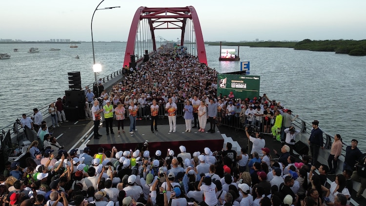 Al centro, la Presidenta durante la inauguración del puente vehicular Nichupté, en Cancún, Quintana Roo.