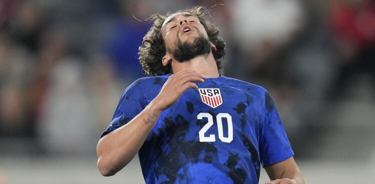 El delantero estadounidense Cade Cowell lamenta una ocasión perdida