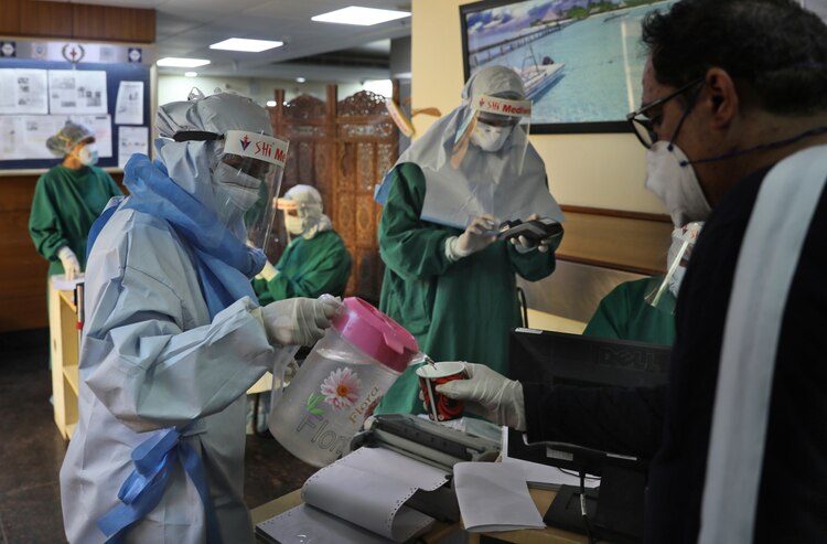 Trabajadores de la salud que atienden a pacientes de COVID-19 en el hospital Sir Ganga Ram en Nueva Delhi, India, el16 de junio de 2020.