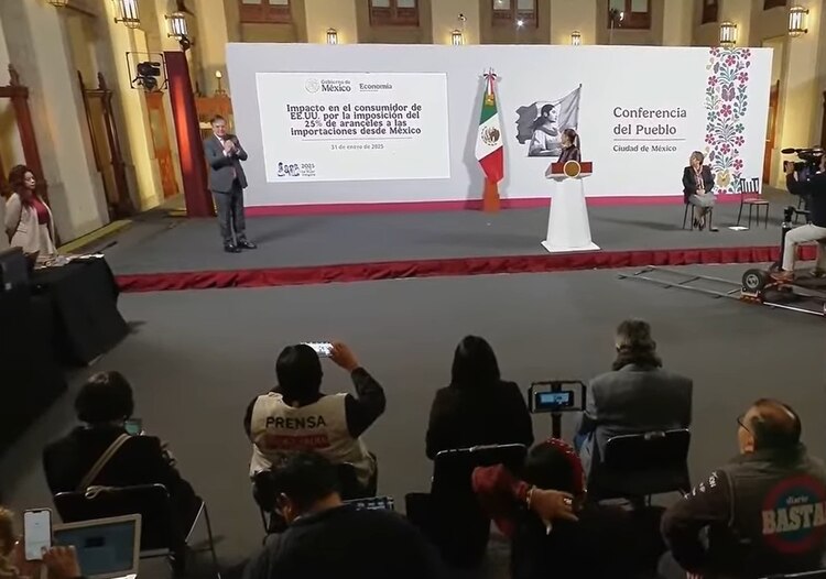 El secretario de Economía Marcelo Ebrard en conferencia de prensa con la presidenta Claudia Sheinbaum.