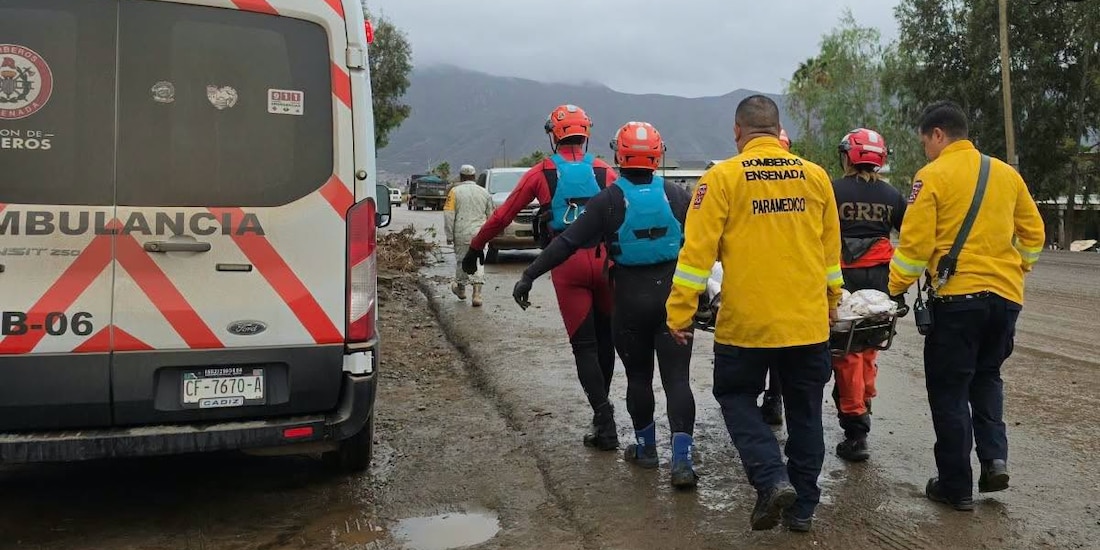 Servicios de emergencia laboran en Ensenada tras el paso del ciclón "Rachel", el 12 de octubre de 2026.