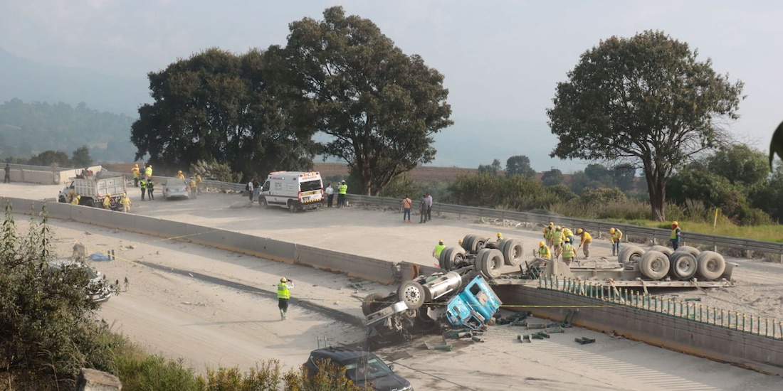 Un tráiler volcó sobre la autopista México-Puebla