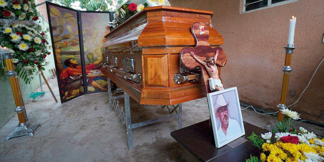 El cuerpo de Hipólito Mora fue velado, ayer, en La Ruana, Michoacán.