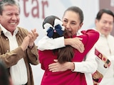 La mandataria entrega beca a una estudiante en la capital zacatecana, ayer.