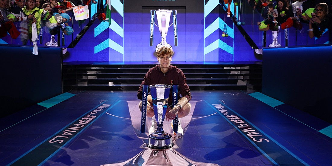 Jannik Sinner luce con el trofeo de las Finals, ayer, en Turín.