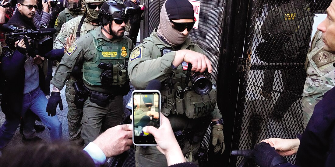 Agentes de Aduanas y Protección Fronteriza de EU llegan para escoltar al agente Gregory Bovino, el 28 de octubre.