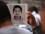 Familiares de los 43 normalistas de Ayotzinapa llegan a instalaciones de la FGR, el 25 de septiembre de 2020.