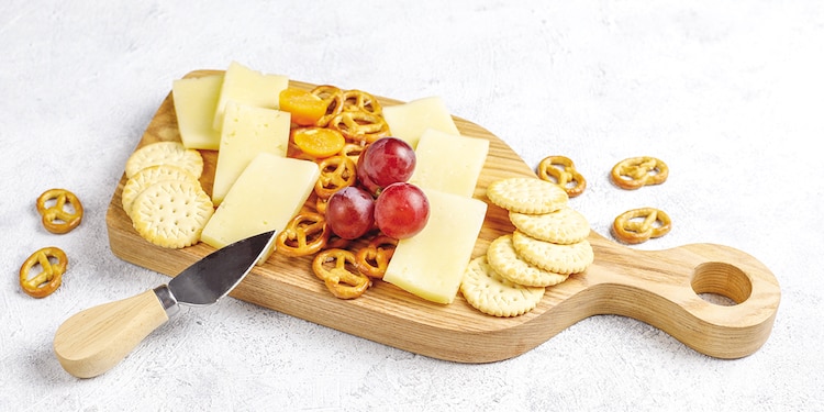 Tabla de quesos, carnes frías y uvas, una opción fina y deliciosa.