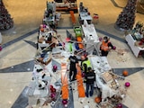 Adornos de Navidad cayeron del techo en un centro comercial en Suiza; clientes heridos