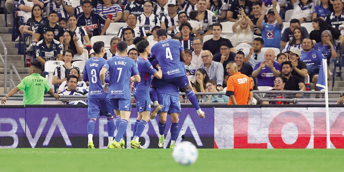 Jugadores de Cruz Azul festejan un gol en la Liga MX el pasado 28 de febrero.