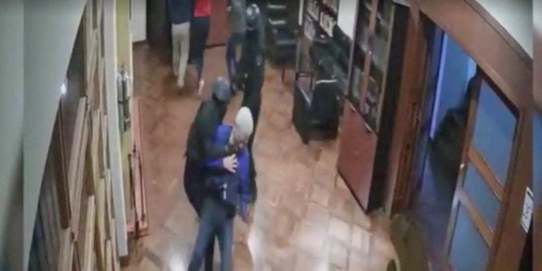 Momento de la agresión al jefe de misión de la embajada, Roberto Canseco.