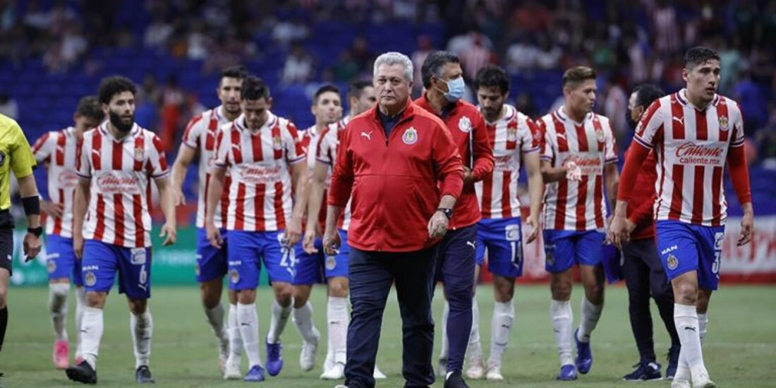 Víctor Manuel Vucetich y jugadores de Chivas después de uno de los partidos del club en el Torneo Grita México Apertura 2021.