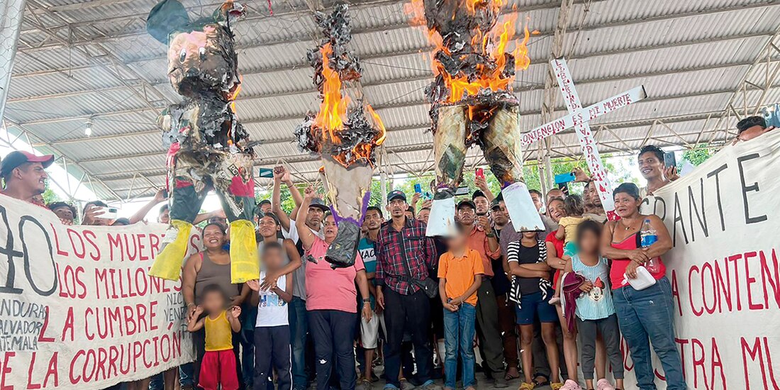 Migrantes que acampan en Huixtla, Chiapas quemaron tres piñatas: una del INM, otra de su titular, Francisco Garduño y una más de los grupos del crimen organizado, ayer.