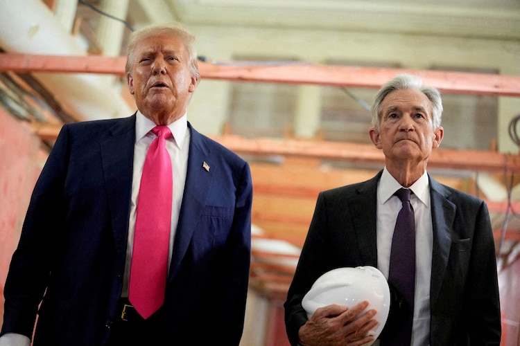 Donald Trump , a la izquierda, y Jerome Powell, presidente de la Reserva Federal, a la derecha.