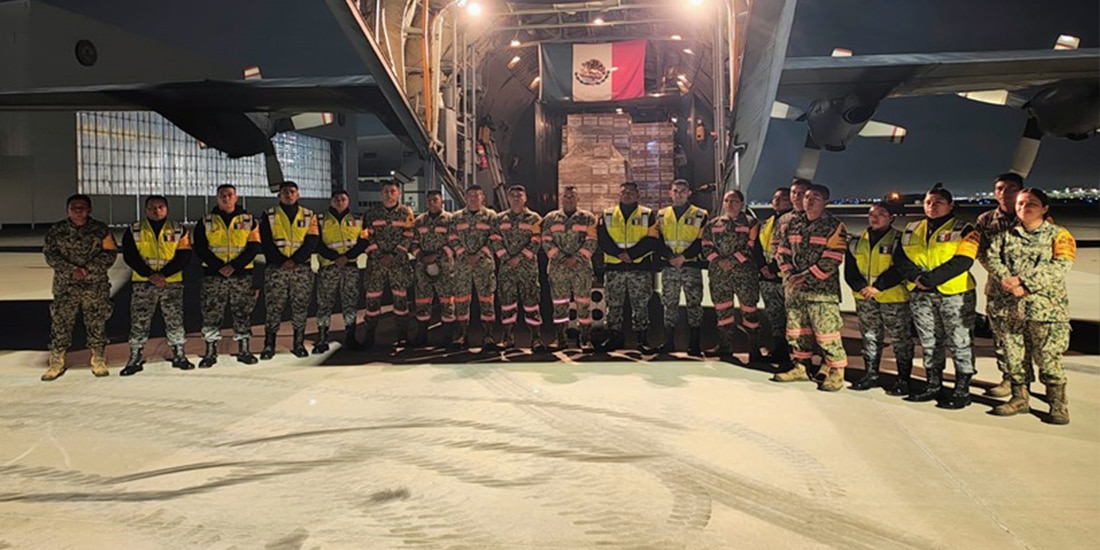 Elementos del Ejército mexicano responsables del envío de ayuda a Colombia, ayer.