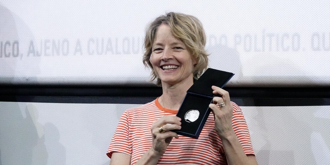 La histrión luego de recibir la presea de la UNAM, ayer.