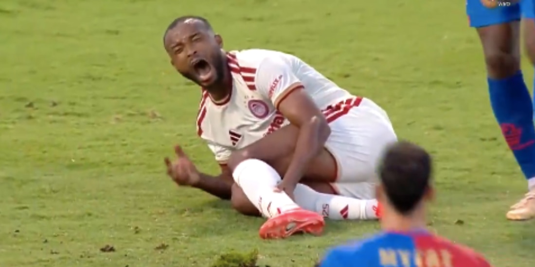 Ayoub El Kaabi sufrió una terrible lesión en el duelo entre Volos y Olympiacos y fue reemplazado por Armando González.