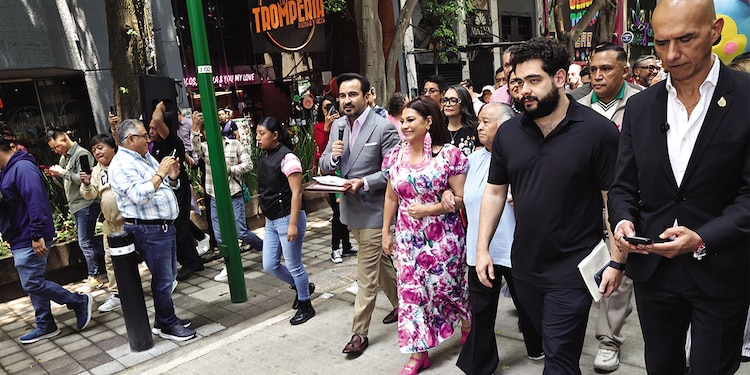 Clara Brugada (centro) y su equipo recorren la calle Amberes, ayer.