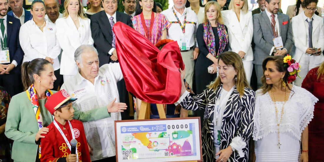 Funcionarios federales, estatales y de CDMX en el evento.