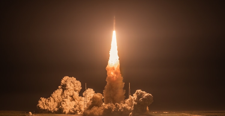 Despega de Orion desde el Centro Espacial Kennedy de la NASA