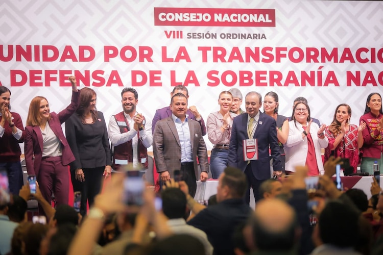 Al centro, Carlos Torres Piña el 10 de octubre de 2026.