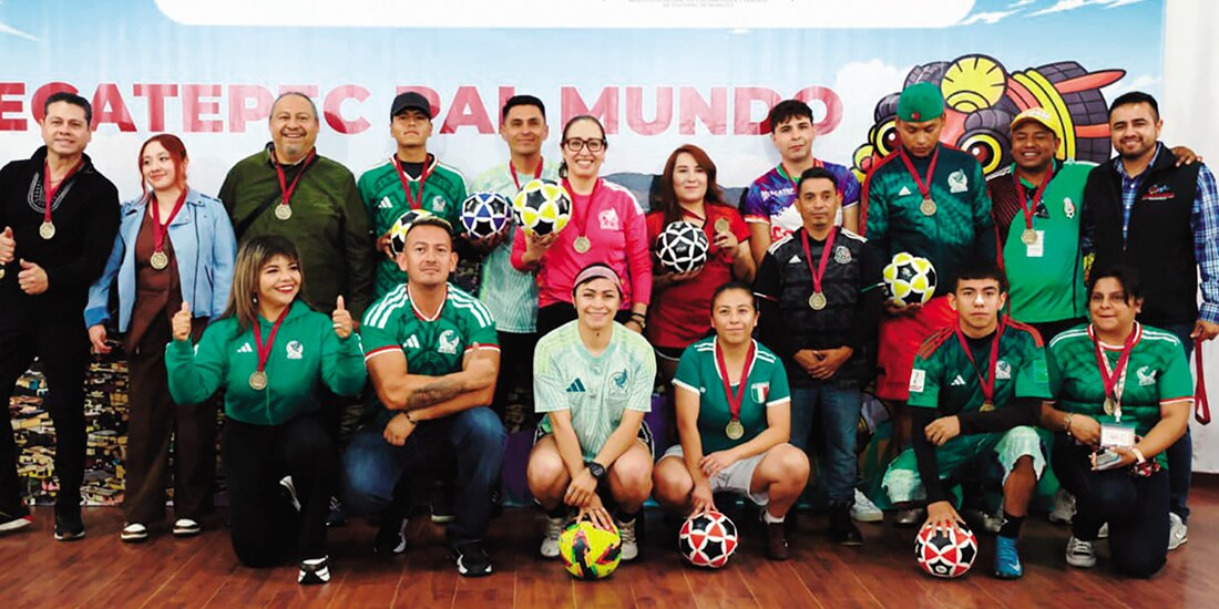 LA ALCALDESA de Ecatepec, Azucena
Cisneros (c.), ayer, en conferencia