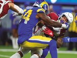 Leonard Floyd detiene el avance de James Conner, ayer, en Los Ángeles.