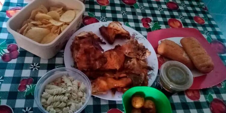 Con pollo rostizado, pasta, papas y pastel, familias de dos menores de edad con insuficiencia renal terminal y cáncer, respectivamente, celebraron el inicio de un nuevo año